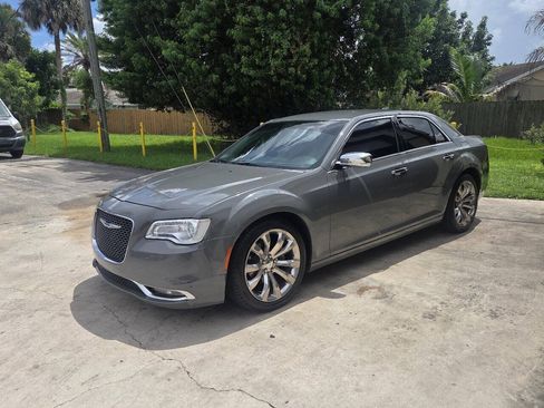 Used 2019 Chrysler 300 Limited RWD image 3
