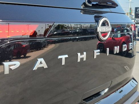 Used 2025 Nissan Pathfinder S FWD image 27