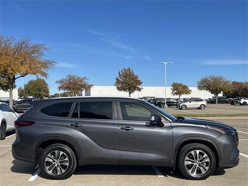 Used 2024 Toyota Highlander XLE image 3