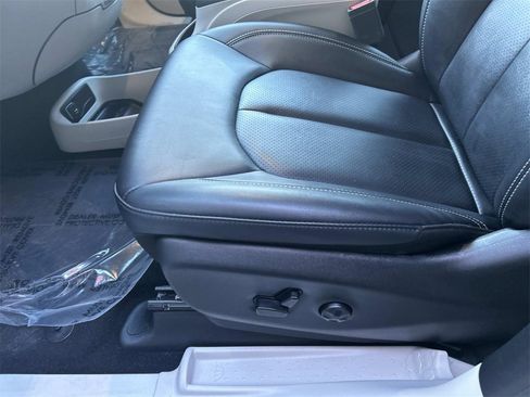 Used 2024 Chrysler Pacifica Touring-L image 21