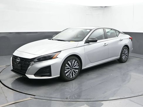 Used 2024 Nissan Altima 2.5 SV FWD image 8