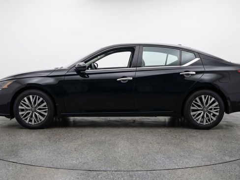 Used 2025 Nissan Altima 2.5 SV FWD image 5