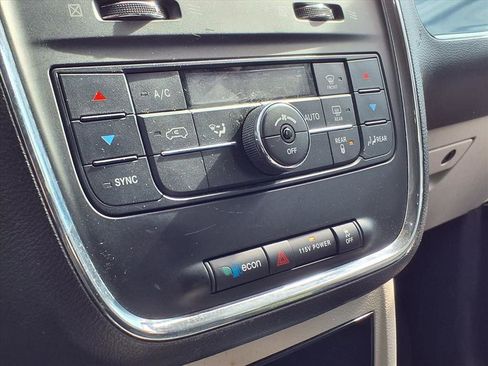 Used 2016 Chrysler Town & Country Touring image 6