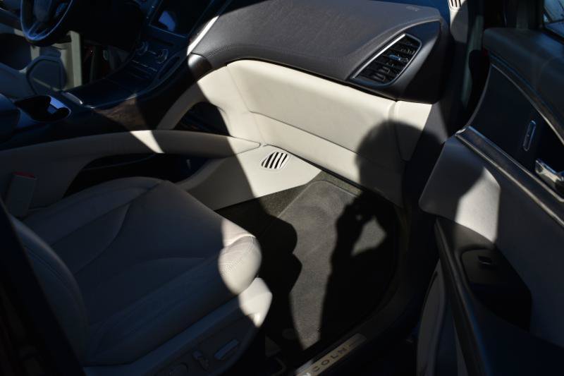Used 2017 Lincoln MKX Reserve w/ Cargo Accessories Package FWD image 12