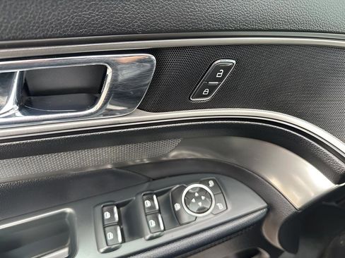 Used 2018 Ford Explorer XLT w/ Equipment Group 202A image 3