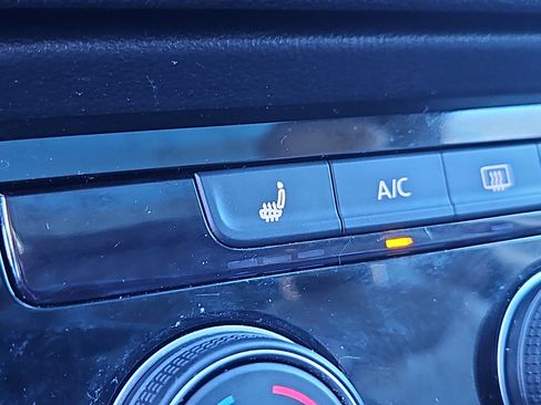 Certified 2023 Volkswagen Taos SE w/ Panoramic Sunroof Package image 13