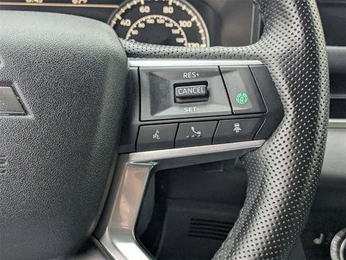 Used 2025 Mitsubishi Outlander SE image 17