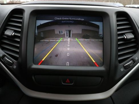 Used 2017 Jeep Cherokee Limited AWD/4WD image 32
