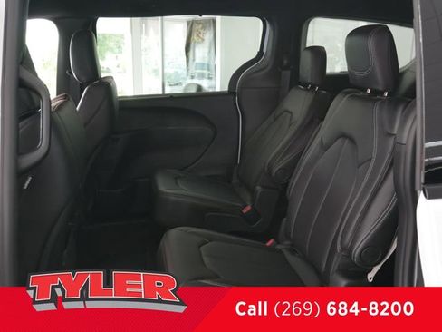 New 2026 Chrysler Pacifica Select image 38