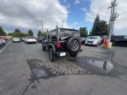 Used 2025 Jeep Wrangler Unlimited Sahara AWD/4WD image 16