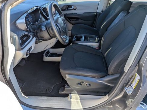 Used 2021 Chrysler Pacifica Touring image 10