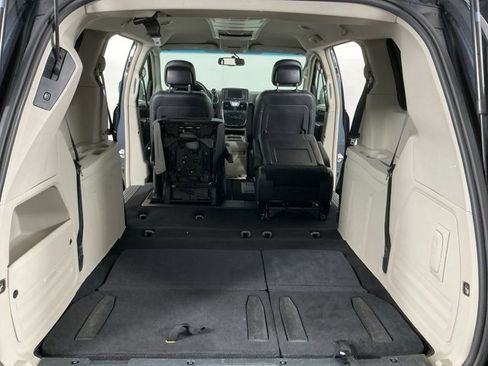 Used 2013 Chrysler Town & Country Touring image 29