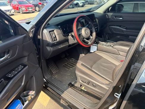 Used 2025 Nissan Pathfinder SL AWD/4WD image 6