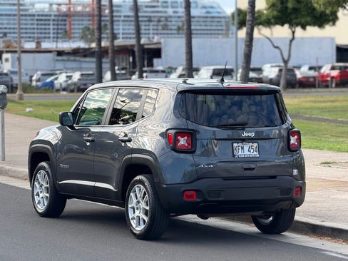 Used 2023 Jeep Renegade Latitude AWD/4WD image 3