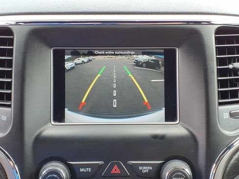 Used 2018 Jeep Grand Cherokee Laredo AWD/4WD image 12