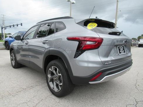 Used 2025 Chevrolet Trax LT w/ Sunroof Package FWD image 5