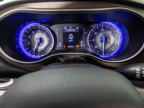 Used 2018 Chrysler Pacifica Touring-L image 34