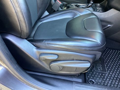 Used 2019 Jeep Cherokee Latitude Plus image 30