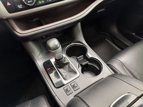 Used 2019 Toyota Highlander XLE FWD image 18