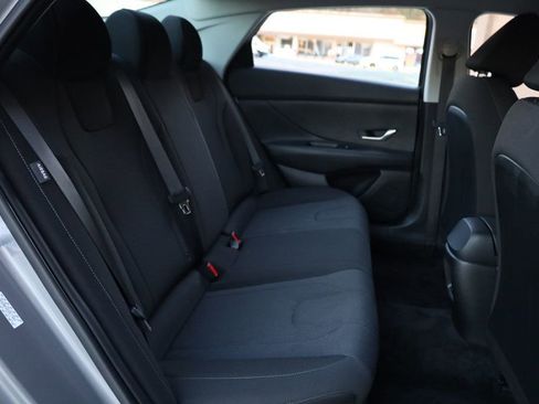 Used 2025 Hyundai Elantra SE w/ Cargo Package image 22