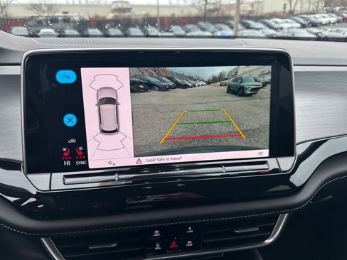 Used 2025 Volkswagen Atlas Cross Sport SE image 17