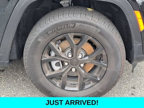 Used 2026 Jeep Grand Cherokee Altitude AWD/4WD image 8