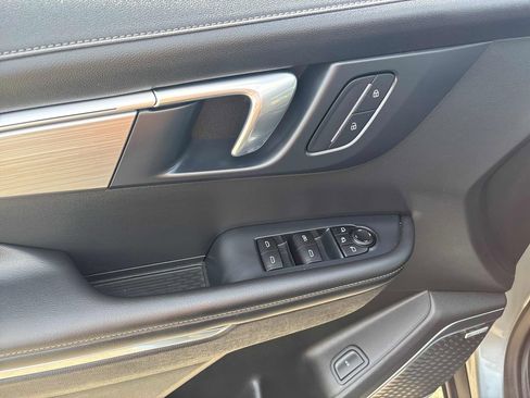 Used 2025 Buick Enclave Preferred AWD/4WD image 10