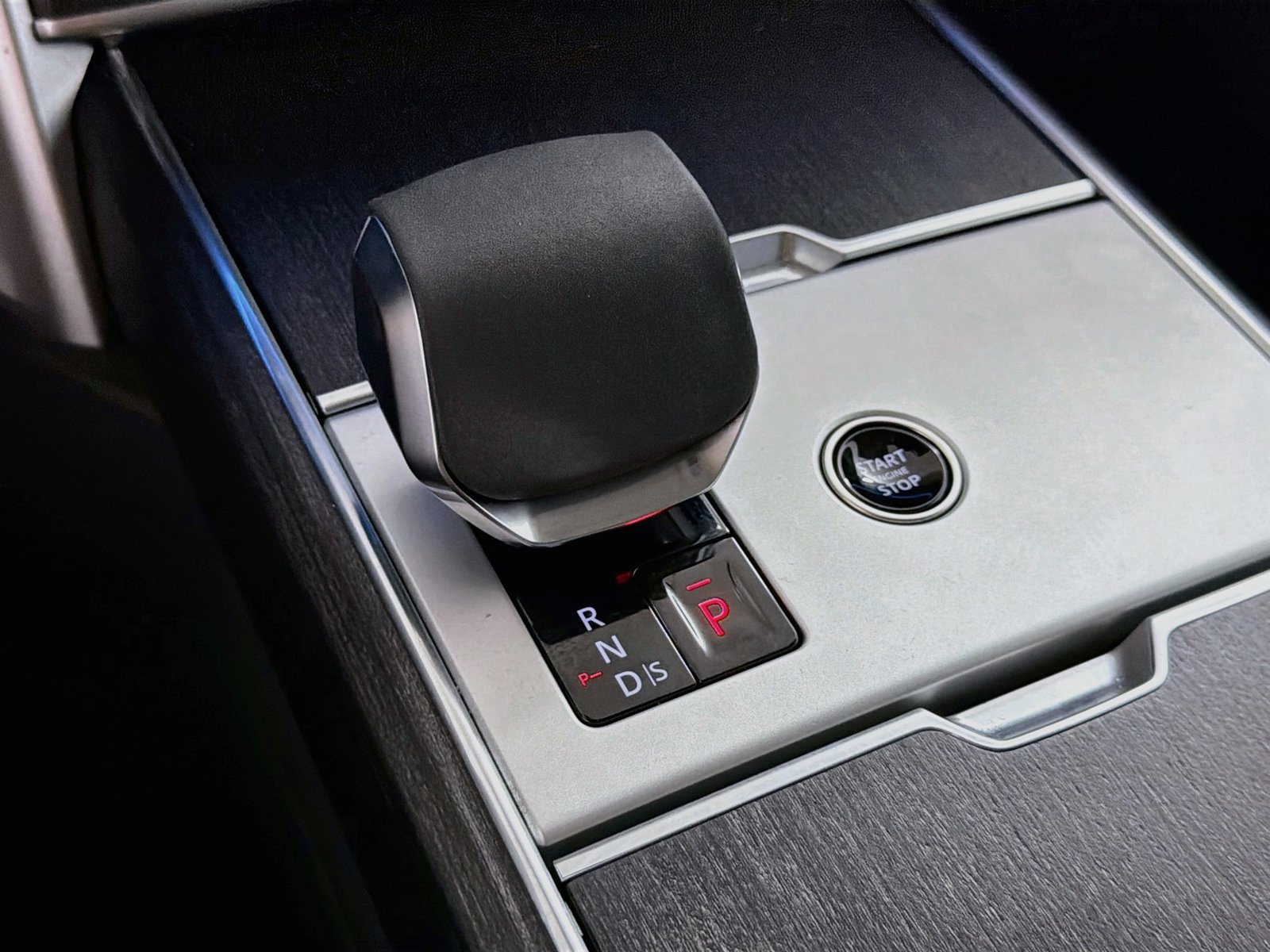 Certified 2025 Land Rover Range Rover SE AWD/4WD image 16