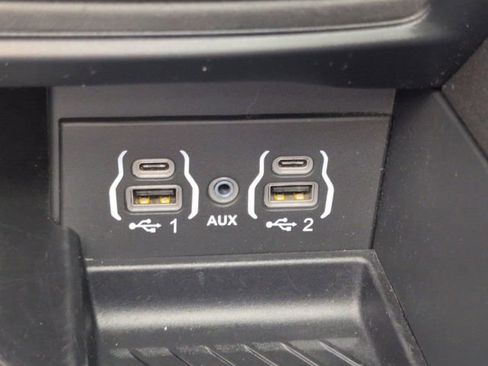 Used 2025 Chrysler Pacifica Limited FWD image 32