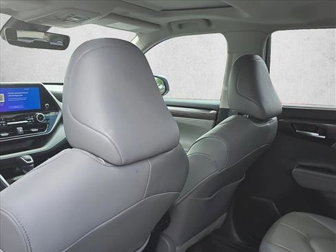 Used 2023 Toyota Highlander Limited FWD image 17