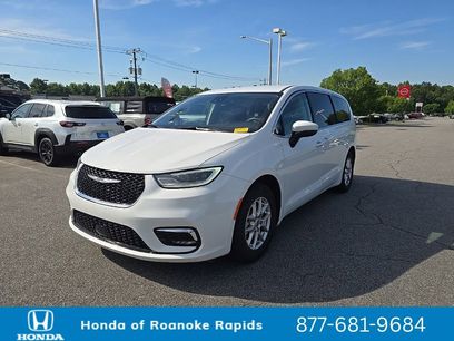 Used 2023 Chrysler Pacifica Touring-L