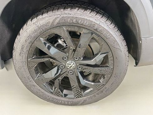 Used 2024 Volkswagen Taos SE image 33