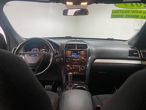 Used 2017 Ford Explorer XLT image 27