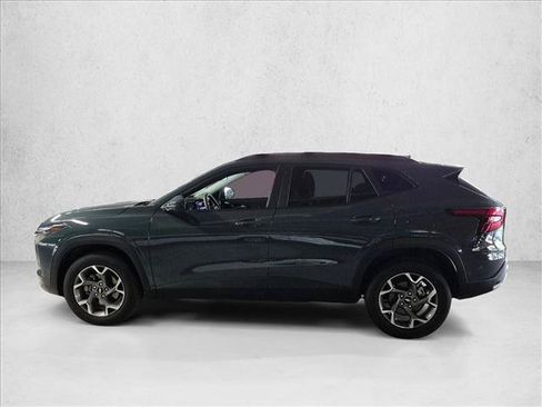 Used 2025 Chevrolet Trax LT FWD image 8