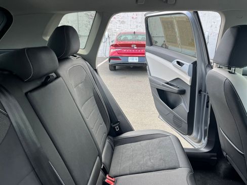 Used 2025 Volkswagen Taos SE image 37