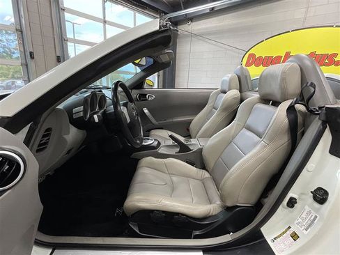 Used 2004 Nissan 350Z Touring RWD image 10