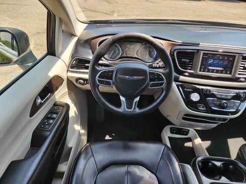 Used 2020 Chrysler Voyager Lxi image 17
