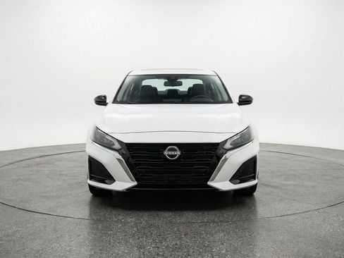 Used 2025 Nissan Altima 2.5 SV FWD image 2