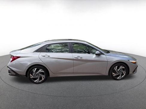 Used 2025 Hyundai Elantra Limited image 16