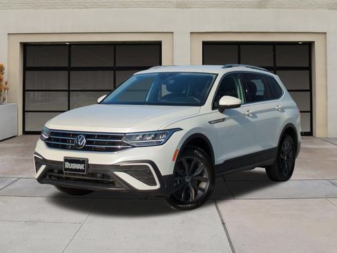 Used 2023 Volkswagen Tiguan SE FWD image 3