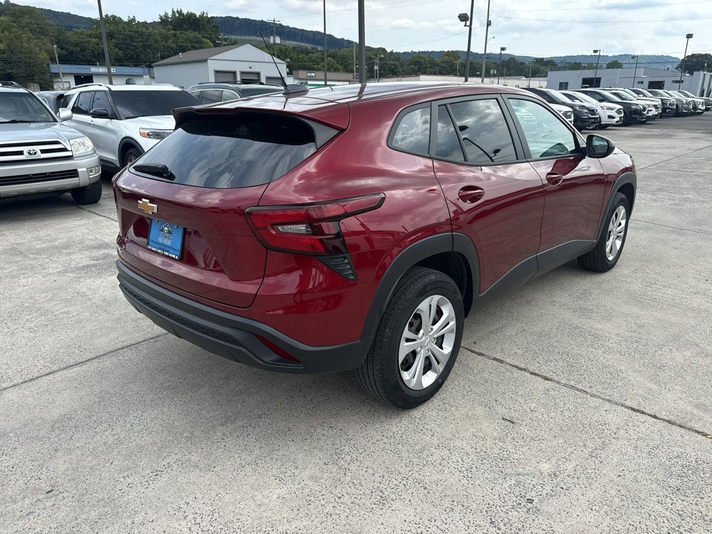 Used 2024 Chevrolet Trax LS w/ Driver Confidence Package FWD image 5