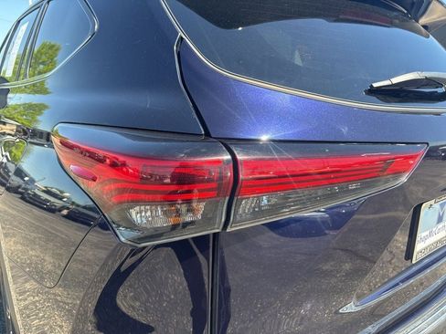 Used 2022 Toyota Highlander XLE AWD/4WD image 10