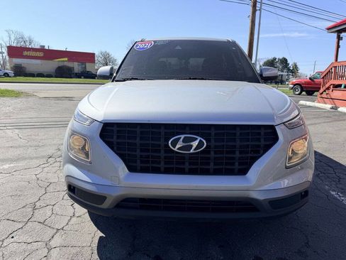 Used 2021 Hyundai Venue SE image 2