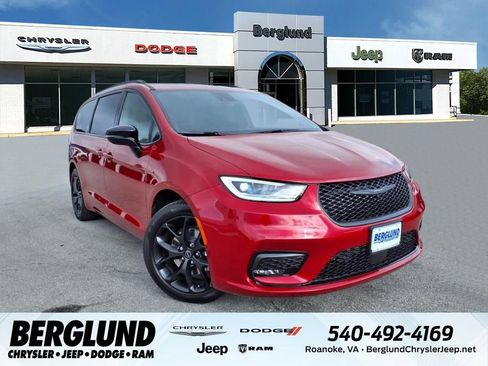 New 2026 Chrysler Pacifica Limited w/ S Appearance Package image 1