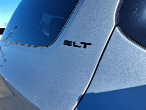 Used 2022 GMC Acadia SLT w/ Elevation Edition image 10