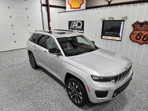 Used 2023 Jeep Grand Cherokee Overland AWD/4WD image 4