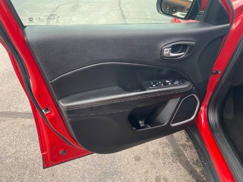 Used 2018 Jeep Compass Latitude w/ Cold Weather Group image 9