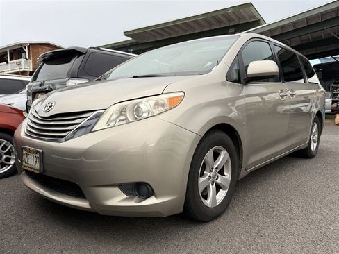 Used 2017 Toyota Sienna LE FWD image 1