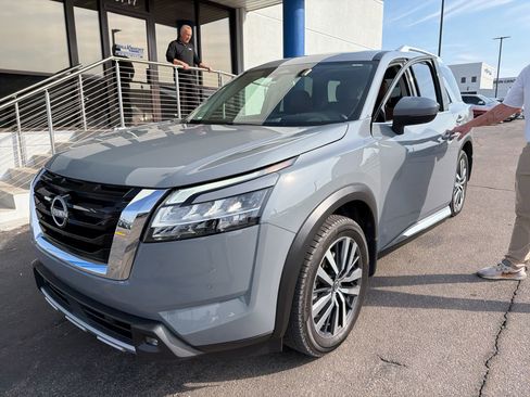 Used 2022 Nissan Pathfinder Platinum w/ Cargo Package image 1