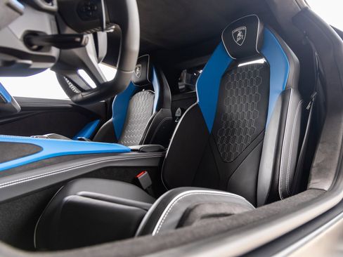 Used 2024 Lamborghini Revuelto image 29